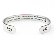 Pulseiras de punho femininas com frases inspiradoras diárias, feitas em aço inoxidável cirúrgico hipoalergênico.