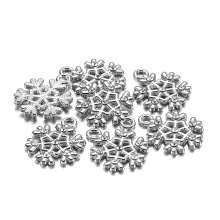 Elementi essenziali per la creazione di gioielli fai da te, dettagli complessi e materiali resistenti.
