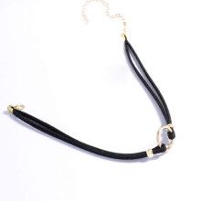 Kleine hanger met veren, western lariat ketting met bruin leer, karma choker voor vrouwen, geschikt voor verlovingen en dates.