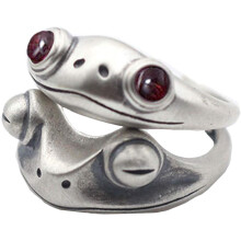Ringen met strasssteentjes, gemaakt van hypoallergene materialen voor comfort de hele dag door.