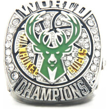 Symbole intemporel : Bague de championnat pour les fans de basketball, accessoire de mode célébrant le triomphe des Celtics, présentée dans un