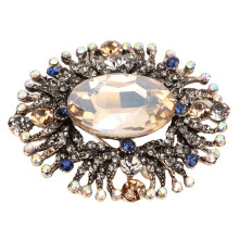 Spilla scintillante con strass di cristallo e silhouette vintage, spilla di tendenza con motivo geometrico a foglie e tonalità oro antico.