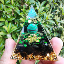 Spiritueel item: Orgone piramide, kristal, energiegenerator, chakra-healing, aurareiniging, meditatiekit, positieve energie, handgemaakt product.