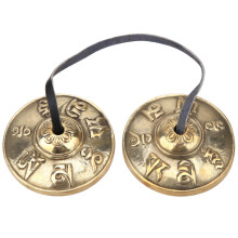 Resonante tibetanske tingsha-cymbaler, meditasjonsklokker, langvarig lyd, pregede sanskritmarkeringer, håndstemt tradisjonelt helbredelsesinstrument