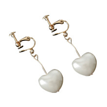 Eleganti e delicati orecchini a perno con perle, orecchini a triangolo asimmetrici ispirati a orecchini a forma di cuore in lega, delicati orecchini