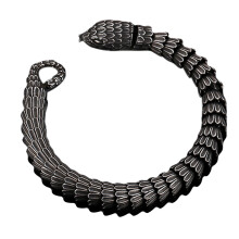 Bracciale da uomo in acciaio al titanio con catena a serpente, squisito stile retrò a squame di serpente con chiusura a gancio a molla, design
