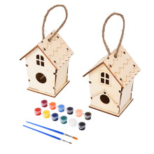 Bastelset für Kinder: Unfertiges Vogelhaus aus Holz – ein Bastelset, das die Kreativität anregt. Hergestellt aus kindersicheren Materialien.