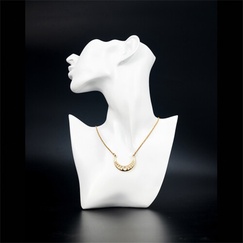 Colar Boho Lua com Pingente Delicado e Simples de Lua Crescente, Estilo Moderno e Elegante, em Liga Metálica Dourada. Ideal para Presentear. 2