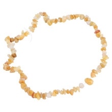 Gioielli in pietra naturale con cristalli di selenite energizzanti e perline di gemme dalla forma irregolare, dal colore esaltato, dal design