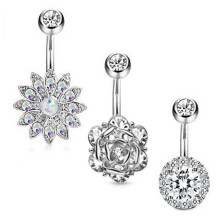 Navlering med rhinstensdekorationer. 14G kirurgisk stålnavlering, lille blomstermavepiercingsmykke med rund krystalmidte.