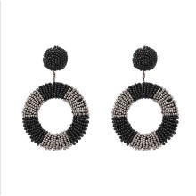 Brincos pendentes femininos, brincos artesanais com miçangas e design de pino em cor sólida, brincos boho leves e marcantes com acabamento vibrante.