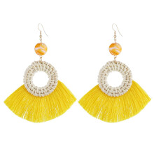 Brincos artesanais de estilo boêmio, leves e com superfície lisa, em ráfia, com um toque praiano e glamouroso, e detalhes em aço inoxidável.