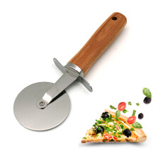 Stilfuld pizzaskærer med træhåndtag, pizzaskærer i rustfrit stål med skarpt blad, perfekt til hjemmekøkkener og gourmetentusiaster (mål: