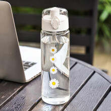 (Four Little Zoujiu) Lightweight Plastic Water Bottle with Daisy Design and Leak Proof Lid - Suitable for Office, Home, Gym, Travel - Reusable Cup