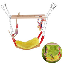 Stijlvolle hangbrug, speelgoed voor vogels, papegaaien, eekhoorns en hamsters in een kooi, met een hangende schommel van natuurlijk hout. Verrijk het