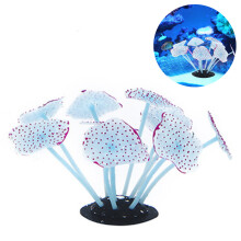 Incantevole paesaggio acquatico: ornamento artificiale luminoso, pianta acquatica realistica, per un'oasi in acquario