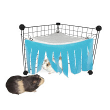 Abrigo aconchegante para animais de estimação de pequeno porte, oferece segurança e diversão em uma rede triangular de feltro azul, acessórios