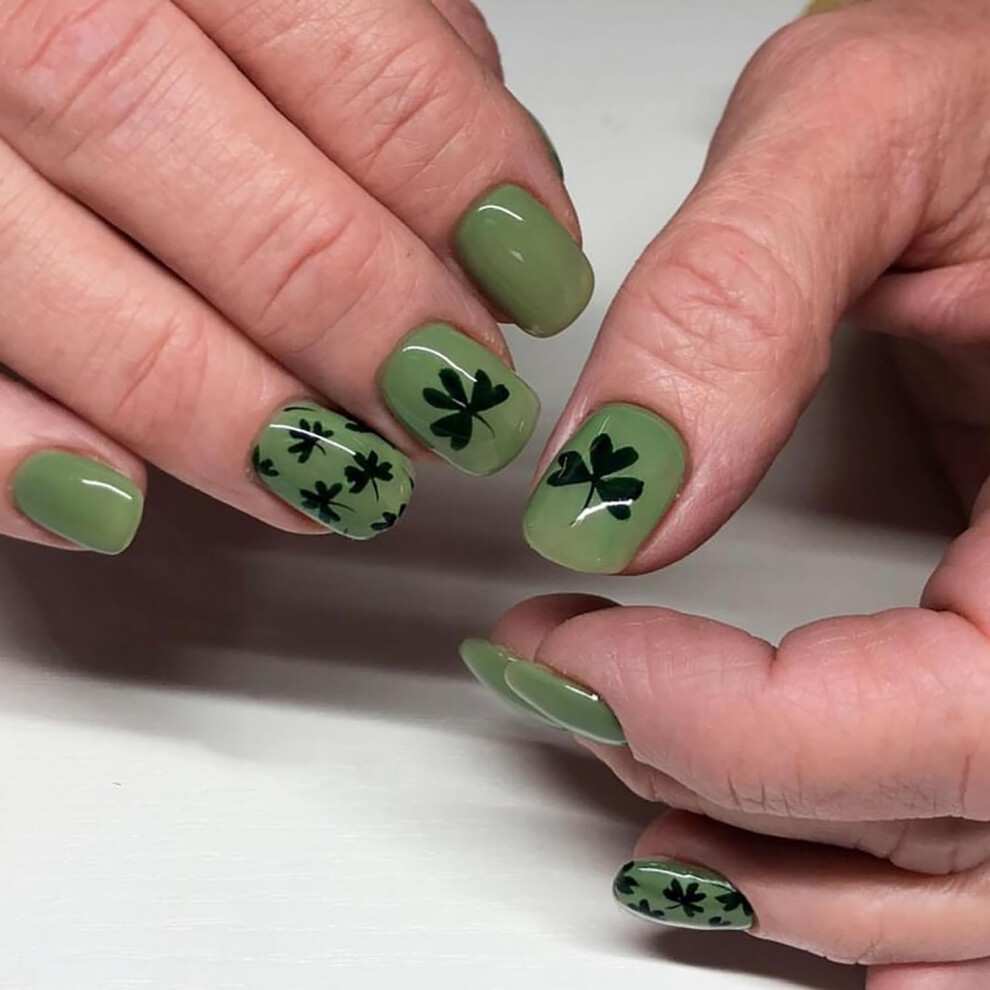 Green St. Patrick's Day Press On Nails Short Fake Nails With Clover Design Reusable 24Pcs