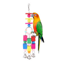 Kleurrijk hangend houten blokje vogelspeelgoed, bijtbestendig houten kauwspeelgoed met belletje voor papegaaien, ara's, grasparkieten en conures,