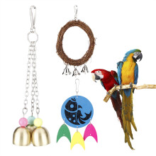 Hangende vogelbelletjes speelgoedset, interactieve metalen belletjes met houten rotan elementen, lieflijk rinkelend geluid, kooispeelgoed voor