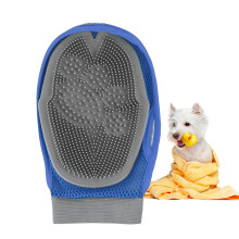 Luva divertida para tosa de cães, com um lado em tecido atoalhado de borracha com infusão de bambu e carvão e um lado com design de pata de