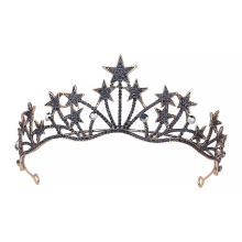 Corona barocca con decorazioni di perle, accessorio per capelli versatile per banchetti e cerimonie.