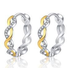 Um par de brincos hipoalergênicos em prata de lei 925 com zircônias cúbicas, design de argola torcida ideal para orelhas sensíveis, perfeitos