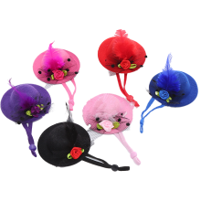 Chapéu para galinha com alça elástica ajustável para o queixo, em tecido atoalhado com acabamento em penas. Ideal para fotos de galinhas e outros