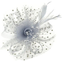 Coiffe raffinée ornée de fleurs et de plumes en maille synthétique, grise avec bandeau, idéale pour les femmes et les mariages.