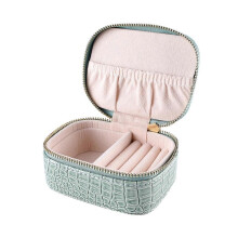 Caixa organizadora portátil quadrada para anéis, ideal para viagens. Perfeita para guardar colares, pulseiras e brincos. Cor verde.