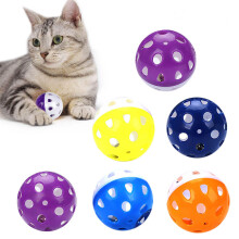 Katzen-Fitnesspartner, interaktives Katzenballspielzeug mit integrierten Glöckchen, robustes Kunststoffmaterial für aktives Spielen im Haus,