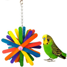 Bird's Delight: Giocattolo da masticare in legno naturale con legno lucidato, sicuro per gli uccelli, decorato con trucioli di legno colorati,