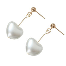 Pendientes de perlas de diseño delicado y elegante, pendientes de aleación con forma de corazón inspirados en un triángulo asimétrico,