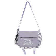 Mochila elegante, com características práticas, alça de ombro ajustável e estampa de letras, além de grande capacidade.