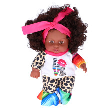 Poupée réaliste de petite fille africaine avec tenue élégante. Jouet en vinyle réaliste pour enfants, teint foncé, cheveux bouclés, tête et