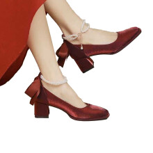 Elegante Brautpumps mit Schleifenriemen, perlenbesetzte Satin-Hochzeitsschuhe, eckige Pumps mit Blockabsatz und geschlossener Zehenpartie zum
