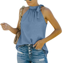 Blusa feminina sem mangas com decote halter, modelo regata casual e moderna, em tecido leve e respirável com estampa de leopardo. Ideal para o dia a