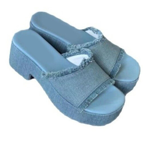 Γυναικεία σανδάλια με slip-on κλείσιμο, με χοντρό τακούνι και αντιολισθητική σόλα