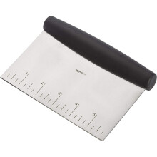 Veelzijdige deegsnijder en deegschraper van roestvrij staal, antislip deegschraper met design, vaatwasmachinebestendig en multifunctioneel.