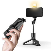 Trépied perche à selfie extensible et pliable pour les créateurs nomades, équipé d'une télécommande sans fil et d'un éclairage doux.