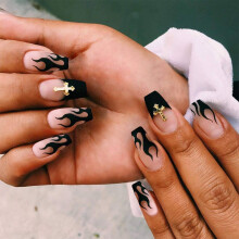 Simplifiez votre routine manucure avec des faux ongles faciles à utiliser, parfaits pour toutes les occasions.