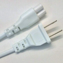 Hochwertiges, formgepresstes Netzkabel mit abgewinkelten Steckern für platzsparendes Design an allen 2-poligen Anschlüssen, UL-gelistetes