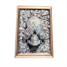 Poaug Hangs in de uitverkoop: Hars fotolijst met gotische esthetiek uit de Three Frames collectie, waar mysterie en grijs samenkomen.