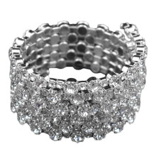 Luxe damesarmband met meerdere rijen ingelegde kubische zirkonia, perfect als feestelijk sieraad of cadeau.