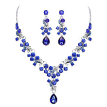 Ensemble de bijoux de mariage de luxe pour femme : collier et boucles d'oreilles en strass, orné d'une fleur.