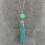 Collana lunga RSAMD in velluto e pelle con ciondolo a nappa e disco inciso con monogramma - Oro e menta 1