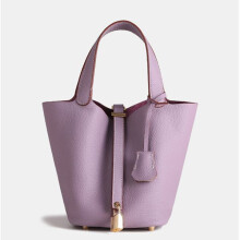 Bolsa saco grande lilás claro em couro bovino legítimo com estampa de lichia, perfeita para o dia a dia - XF12- Lilás claro1