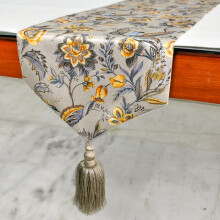 Caminho de mesa HomeCentric cinza para 4 lugares, 35,5 x 122 cm, tecido acetinado com estampa floral de pavão e franjas, linho decorativo