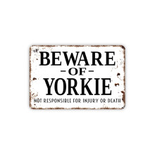 Vær forsiktig, Yorkshire terrier, ikke ansvarlig for skade eller død. Morsomt advarselsskilt i metall med teksten «bondegårdskjøkken»,