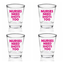4er-Set lustige Schnapsgläser mit dem Aufdruck „Auch Krankenschwestern brauchen Shots“ (50 ml)